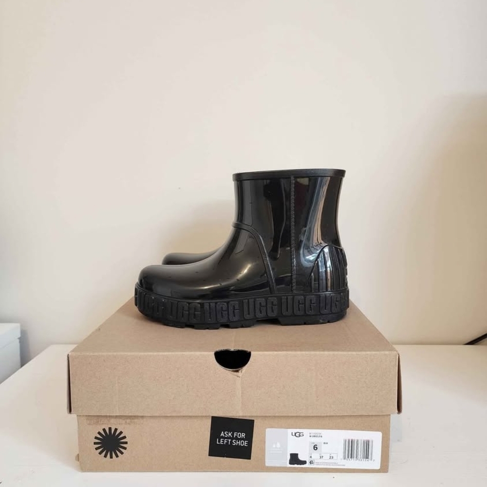 UGG Drizlita SIZE 6